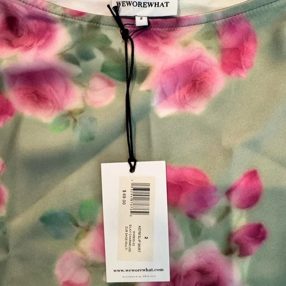 WeWoreWhat Romantic Rose Print Mini Slip Skirt Size 2,10 NWT - Picture 3 of 8